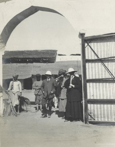 Majoor Gosling, Judy Smith en Lilah Wingfield die suikerriet roken op een politiebureau nabij Fatehpur Sikri, januari 1912 door Sylvia Brooke